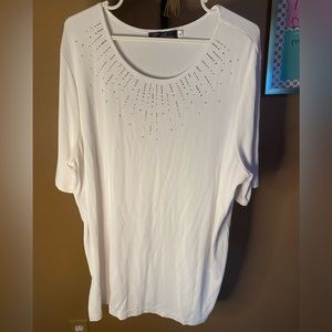 3/12 🌺 Travel Elegance women’s tunic with silver &gold stud design size XL cream